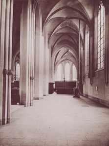 863801 Interieur van de Jacobikerk (Jacobskerkhof) te Utrecht: de zuidelijke zijbeuk, naar het oosten.